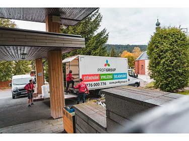 Stěhování soch a obrazů po Praze